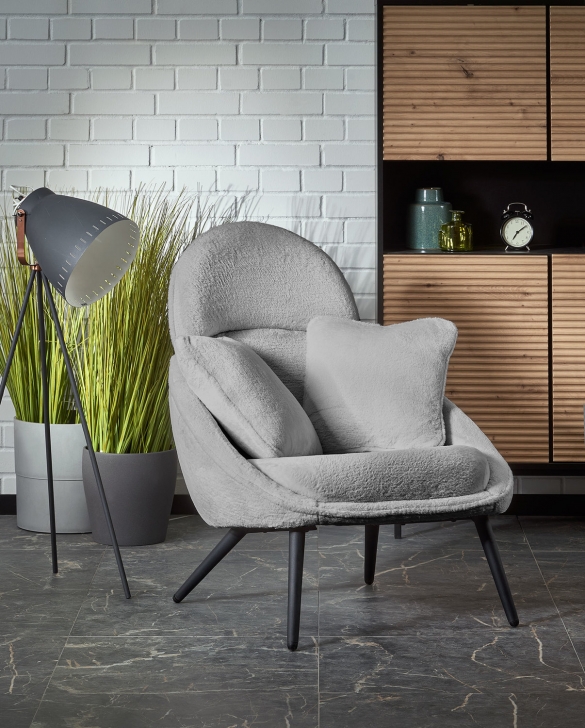 Fotel meery marki Halmar wykonany w szarej pluszowej tkaninie. 